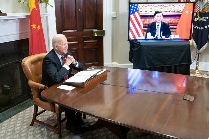 De Amerikaanse president Joe Biden heeft een virtuele ontmoeting met de Chinese president Xi Jinping vanuit de Roosevelt Room in het Witte Huis.