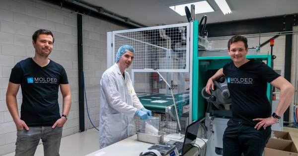 Startend bedrijfje troeft iedereen af: miljoenen corona-teststaafjes rollen in Rossum van de band - 