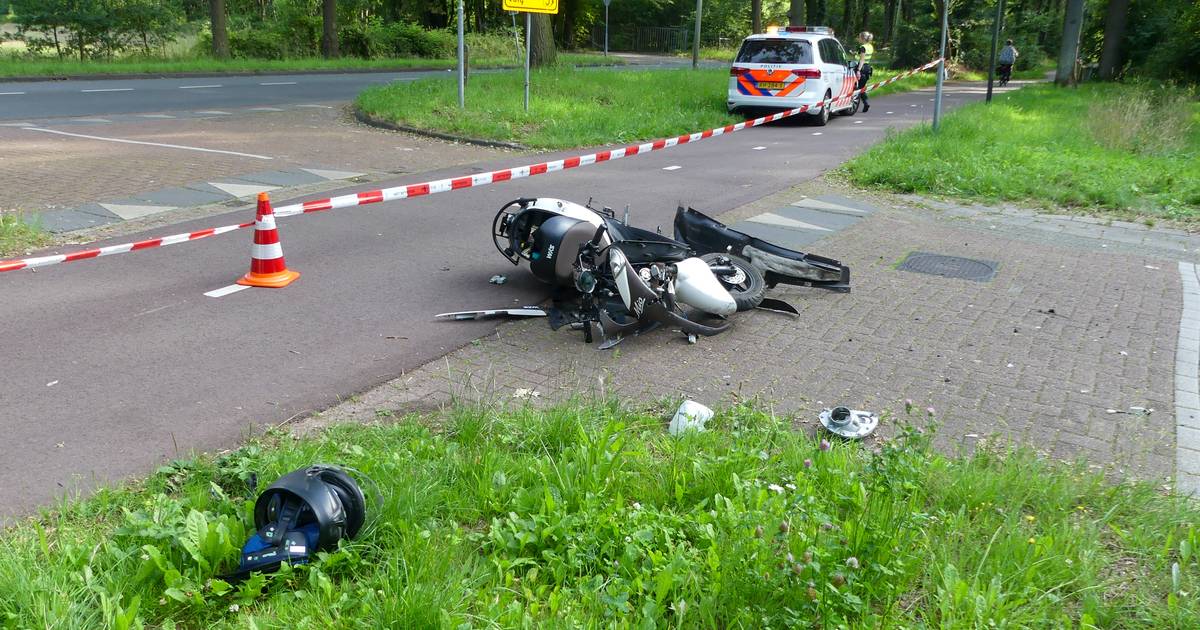 Bromfietsers zwaargewond na aanrijdingen in Enschede en Weerselo.