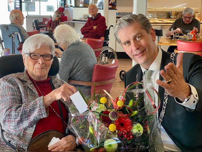Burgemeester Wouter Kolff ging op bezoek bij de jarige mevrouw Blenman-Pracht. Zij is met 107 jaar de oudste Dordtenaar.