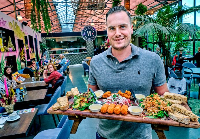 Eigenaar Jan met de tapas-lunch-plank in Werelds in de Tuin.