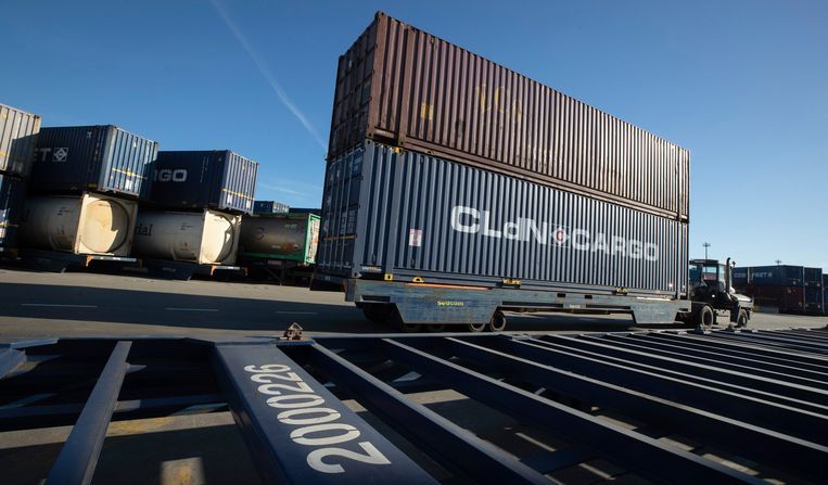 Containers worden gecontroleerd in de haven van Zeebrugge. Archiefbeeld. Beeld Photo News