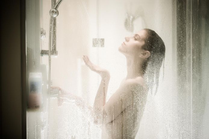 Een vrouw neemt een douche. Foto ter illustratie.