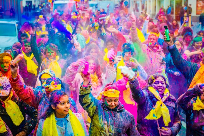 Swingen in kleurenpoeder op feestelijk Holi Phagwa | Den Haag | AD.nl