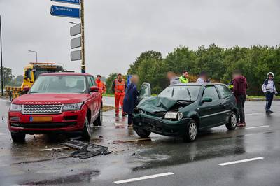 Twee auto’s botsen bij oprit A58 in Ulvenhout, weg schoongemaakt na weglekken olie