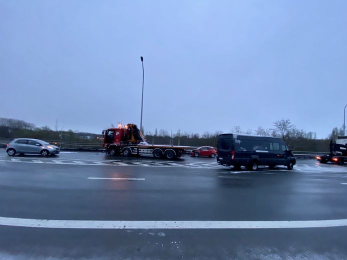 Op de oprit van de E19 in Mechelen-Noord ging een vrachtwagen aan het slippen en belandde op zijn zij. Bij het ongeval waren er meerdere voertuigen betrokken