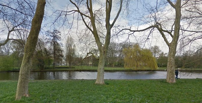 Een gedeelte van de Burgemeester van Tienhovengracht in Nieuw-West.