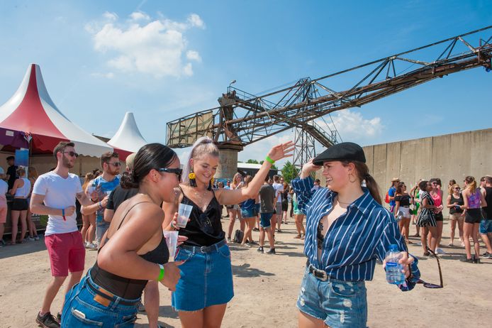 Een paar dames uit Gouda dansten als een van de eersten bij de tweede area.