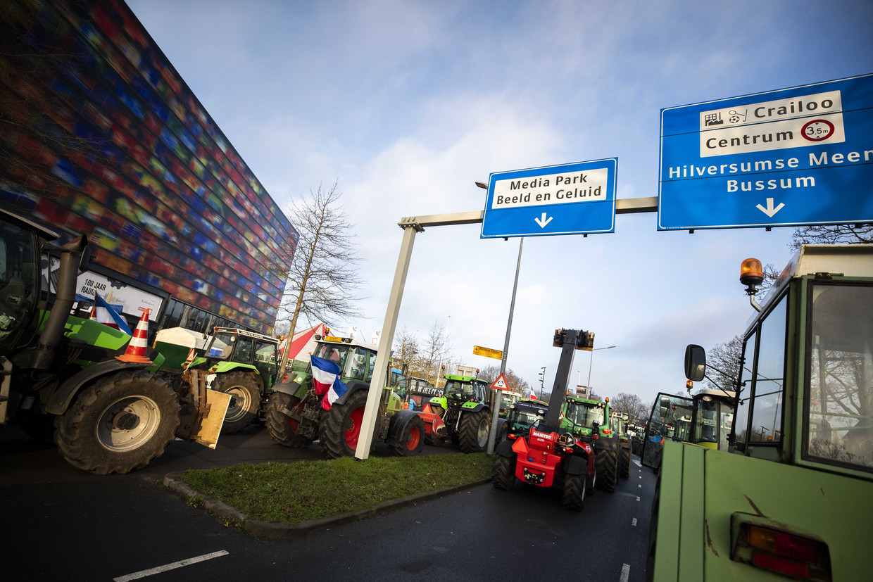 De toegang van  het Mediapark is volledig geblokkeerd, gemeente Hilversum heeft opgeroepen niet naar de stad te komen.  Beeld ANP