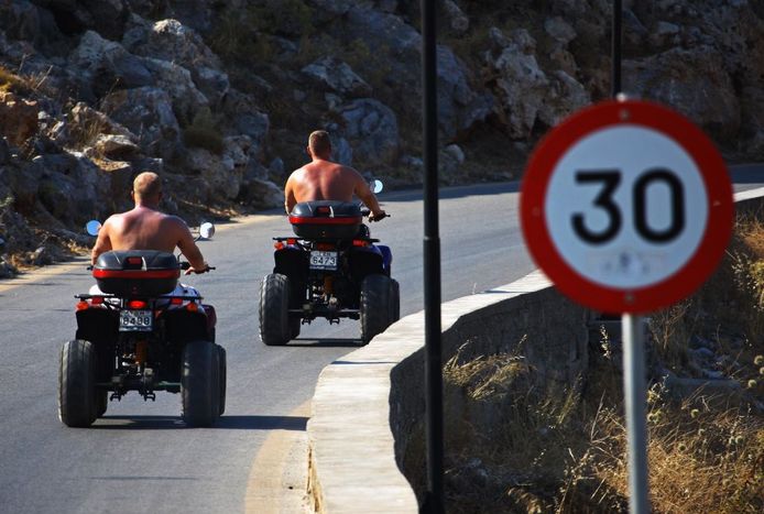 Toeristen rijden met een quad op het Griekse eiland Rhodos.