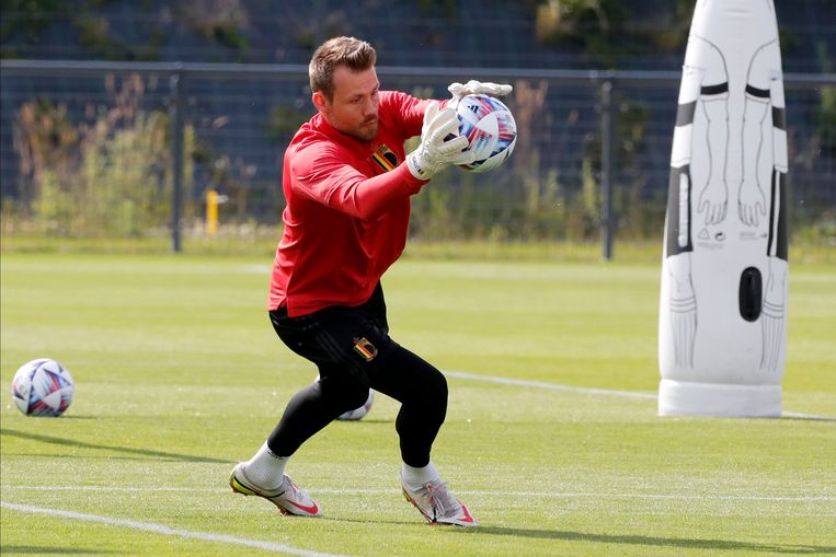 Simon Mignolet stopt een bal op training in Tubeke. Beeld Photo News