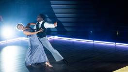 Francisco danst emotionele dans voor zijn ouders