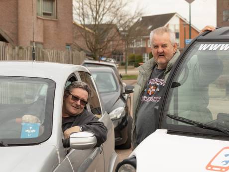 Tocht der Tochten met 45 kilometer per uur: Geurt en Edwin rijden Elfstedentocht met brommobiel