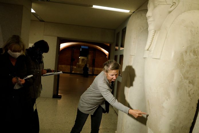 Friederike Seyfid van het Neue Museum toont journalisten de olievlek op de sarcofaag van de profeet  Ahmos.