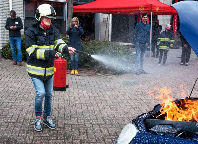 Bij de lancering van de nieuwe website Steffie over brandveiligheid mogen deelnemers met een verstandelijke beperking zelf brandjes blussen, zoals hier Berry.