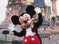 Een acteur als Mickey Mouse voor het kasteel in Disneyland Parijs.