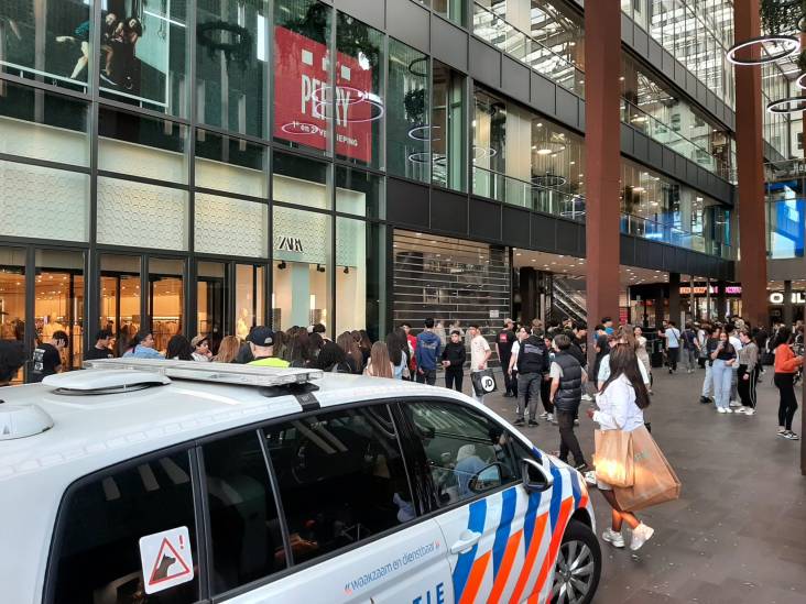 Onrust in centrum Eindhoven: tientallen jongeren bemoeien zich met vechtpartij, politie grijpt in