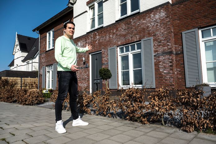 Thijs van den Hatert voor zijn woning aan de Hella Haassestraat.