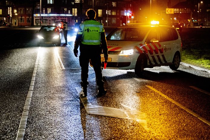 De politie controleert automobilisten in Rotterdam-Zuid tijdens de avondklok.