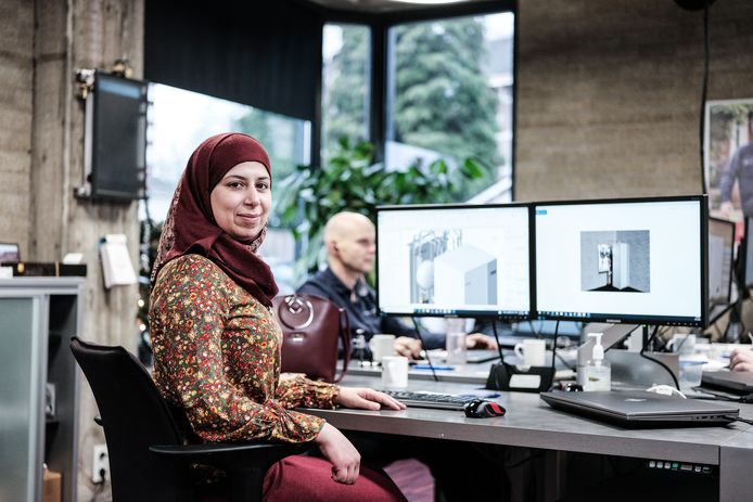 Afaf Dadush aan het werk bij Rensa in innovatiecentrum De Steck.