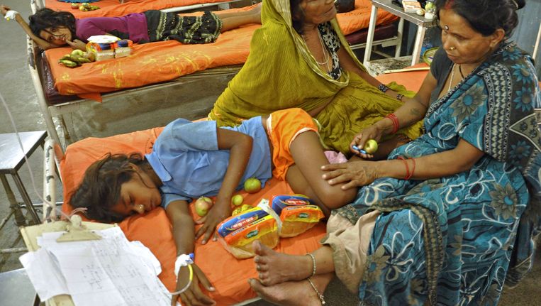 Een van de slachtoffertjes van de vergiftigde schoolmaaltijd in het ziekenhuis van Bihar Beeld AFP