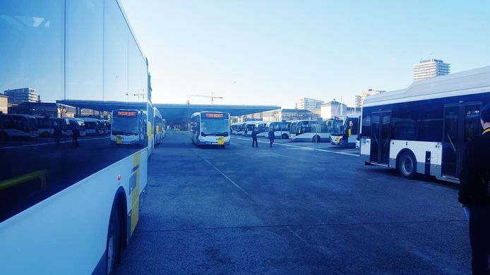 De buschauffeurs verzamelden rond 8 uur aan de halte bij het station van Oostende voor een spontane staking.