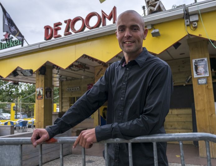 Jeroen Giele, eigenaar van Pinky's en De Zoom, wil jongeren iets blijven bieden in Renesse.