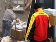 Links: op een video die zaterdag op sociale media is opgedoken, is te zien hoe een medewerker van DHL op een nogal lompe en nonchalante wijze omgaat met de pakketten. Rechts: DHL-bezorger, foto ter illustratie.