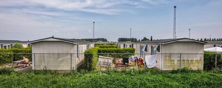 Tijdelijke woningen voor arbeidsmigranten op de Oostkanaalweg in Ter Aar. Beeld Raymond Rutting / de Volkskrant