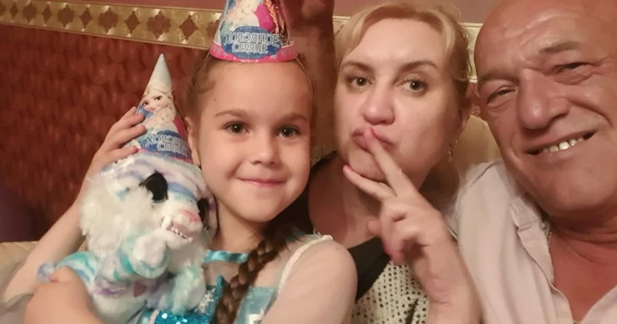 Adri uit Biezenmortel wacht bij de grens op zijn Oekraïense vriendin, haar dochter en kleindochter: 