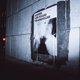 Affiches plakken tegen seksuele intimidatie: een nacht door Brussel met ‘Laisse les filles tranquilles’
