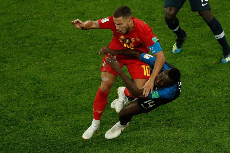 Eden Hazard in duel met de Fransman Blaise Matuidi. Beeld AFP
