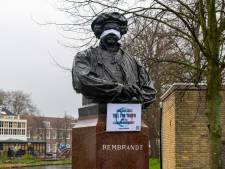 Demonstranten blinddoeken beelden Rembrandt en Spinoza en eisen klimaatactie
