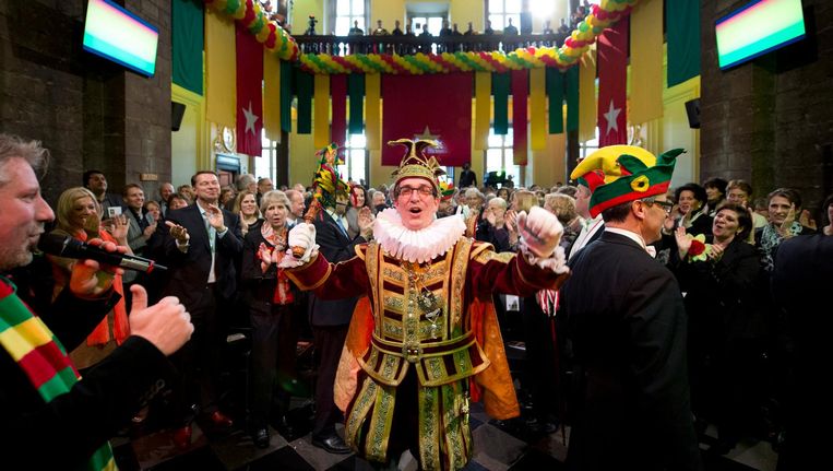 Prins Henri de Eerste neemt de sleutel van de stad in ontvangst tijdens de carnavalsviering in het stadhuis van Maastricht. Beeld anp