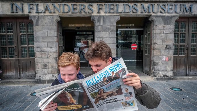 Deze 2 jongens verdiepen zich in onze nieuwe krant.
