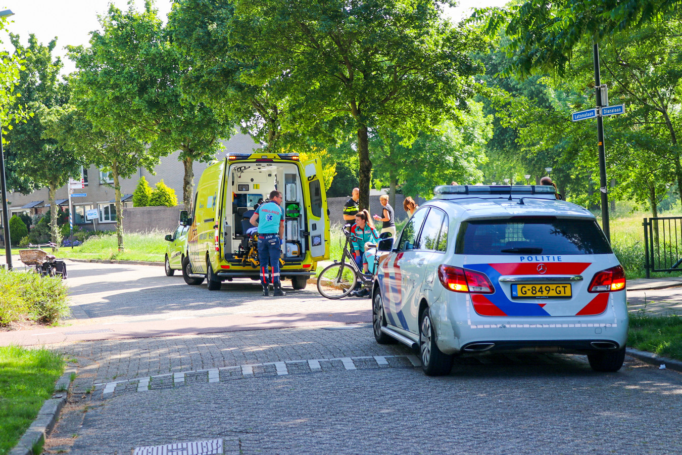 Fietsster Botst Op Auto In Apeldoorn Vrouw Gewond Naar Het Ziekenhuis 