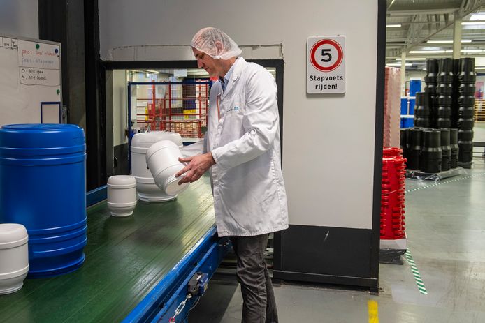 Manager Marcel van Rooijen aan de band bij CurTec dat plastic houders maakt voor onder meer de medische wereld die moeten voldoen aan hoogste kwaliteitseisen.