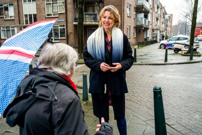 De Rotterdamse wethouder Roos Vermeij hecht belang aan het behoud van levendige winkelstraten.