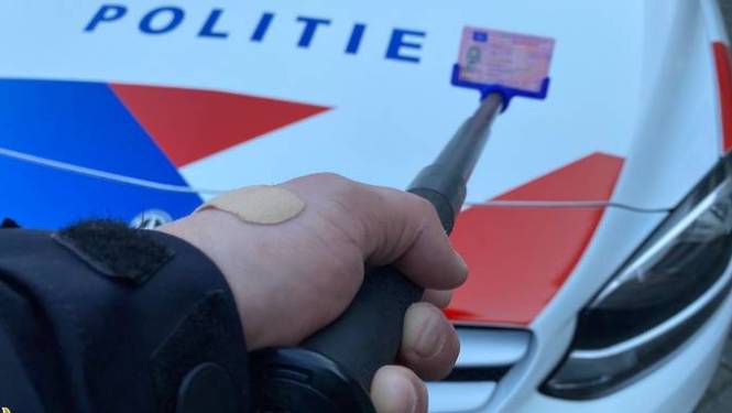 Politie doet in Noord-Nederland proef met wapenstok voor afstand bij controle