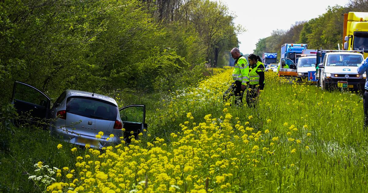 Bestuurder wordt onwel en rijdt greppel in op N214 bij Ottoland
