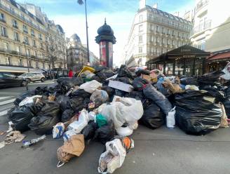 Het stinkt in Parijs: straten bezaaid met afval door stakingen vuilnismannen