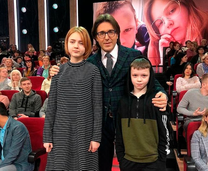 Le présentateur entouré des deux enfants lors du show télévisé russe