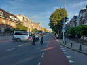 De politie houdt de Groesbeekseweg in Nijmegen al vanaf een afstand van de pakketvondst verkeersvrij.