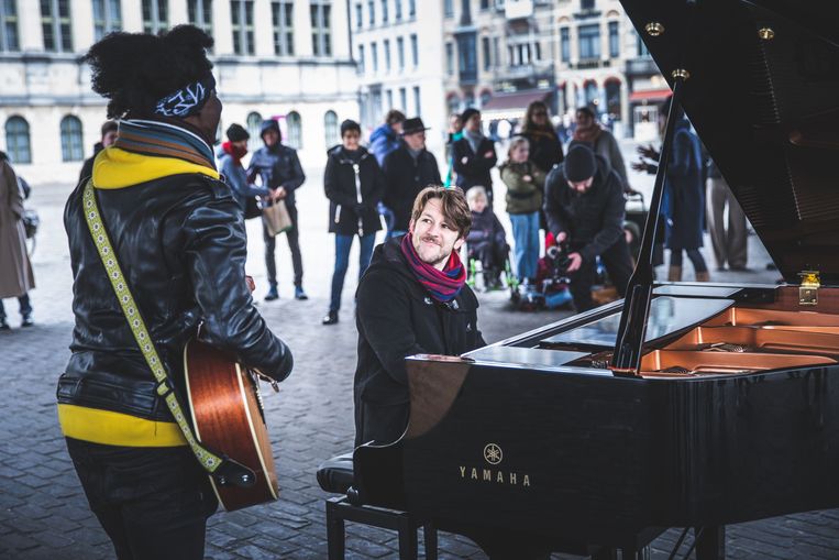 Sioen onder de stadshal tijdens 123-piano, het project met muziek doorheen Gent waar hij zijn schouders al jaren onder zet. Beeld Wannes Nimmegeers