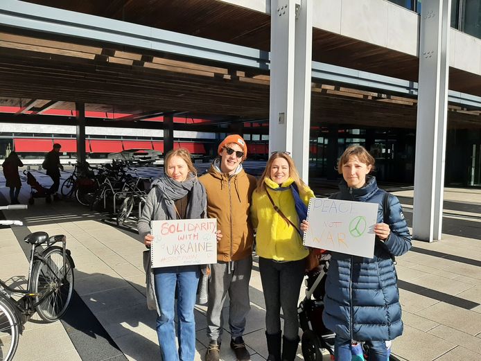 De demonstratie tegen de Russische inval in de Oekraïne komt in Arnhem langzaam op gang.