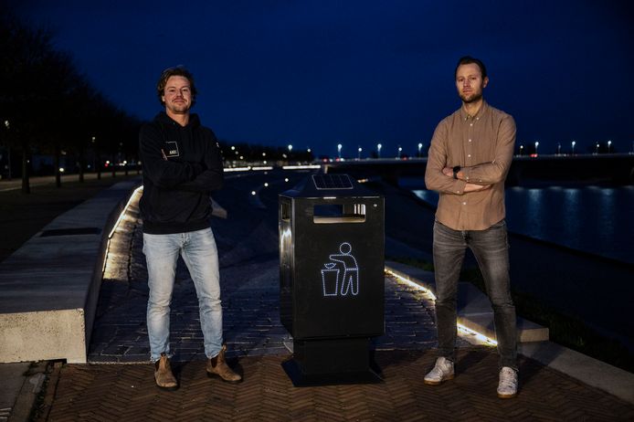 Gijs Meulepas (l) en Ron Ghijssen van ANDC bij hun lichtgevende afvalbak Lumipole op de Lentse Warande.