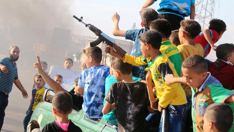 Een jongen met een speelgoedwapen protesteert met andere kinderen tegen de blokkade van de Castello-weg, waardoor hulp de stad Aleppo niet bereikt. Beeld reuters