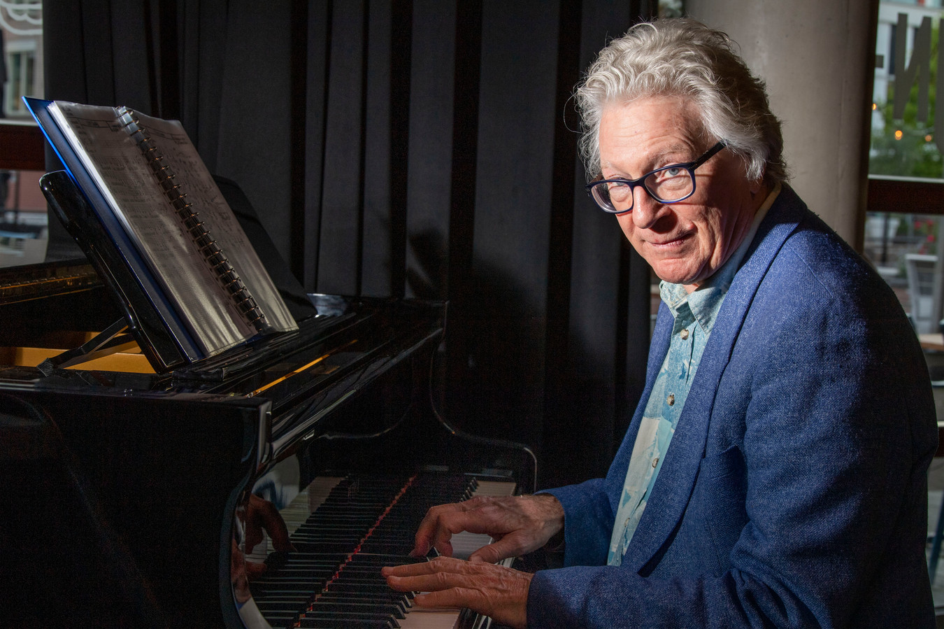 Johan Bijkerk mag vanaf 3 oktober plaatsnemen achter de vleugel in de Almelose bieb, waar hij door corona ruim anderhalf jaar geen concert meer kon geven.