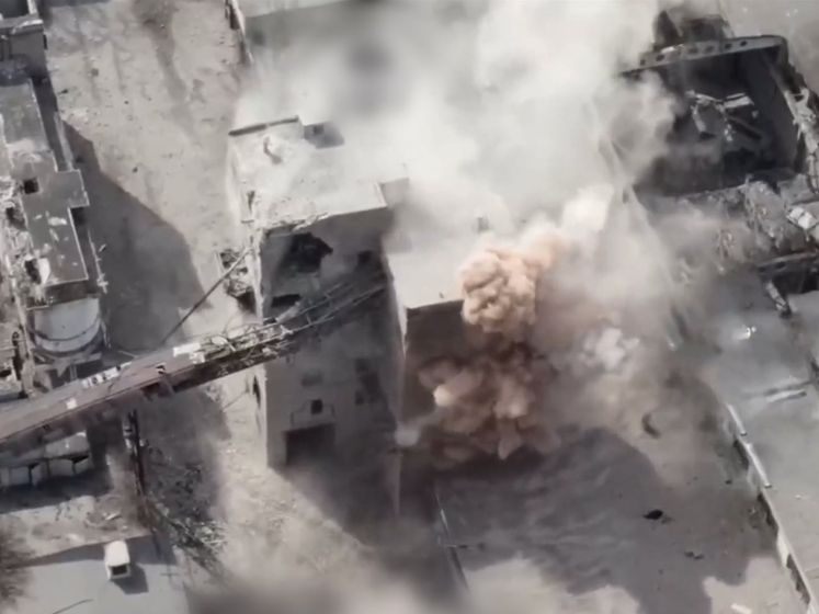 Zware beschietingen op belegerde staalfabriek in Marioepol