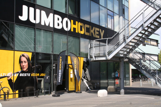 Supermarkt Jumbo begint weer iets nieuws en opent hockeywinkels Foto | bd.nl